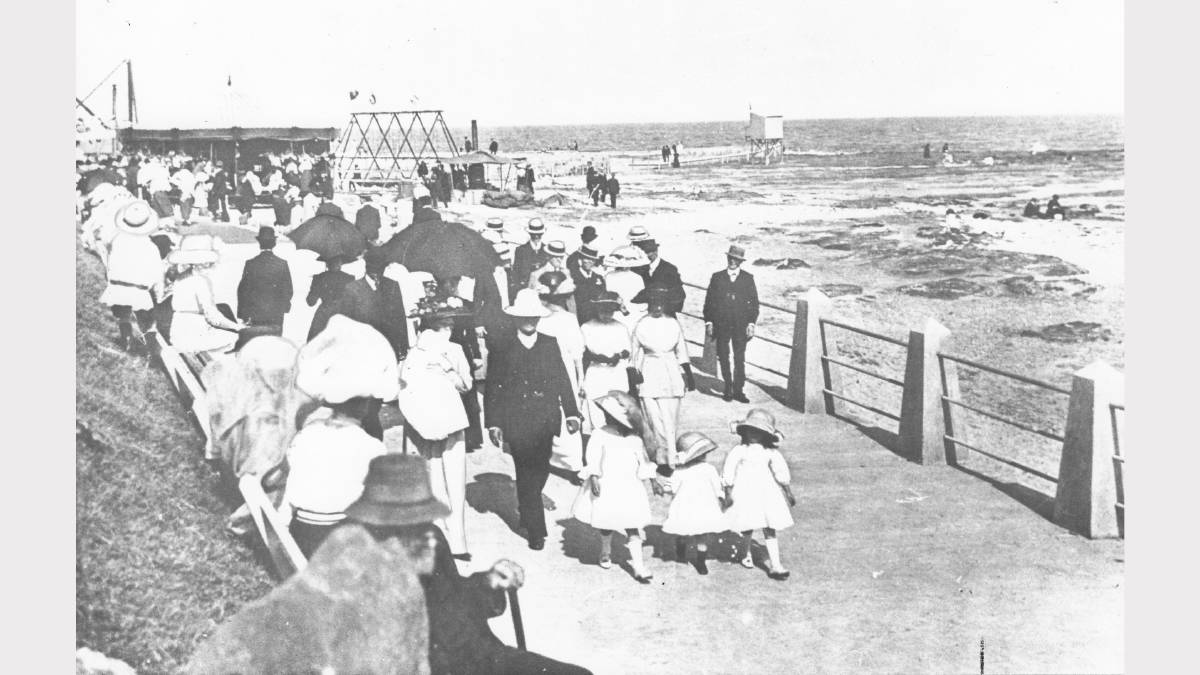 Newcastle Ocean Baths early 1900s